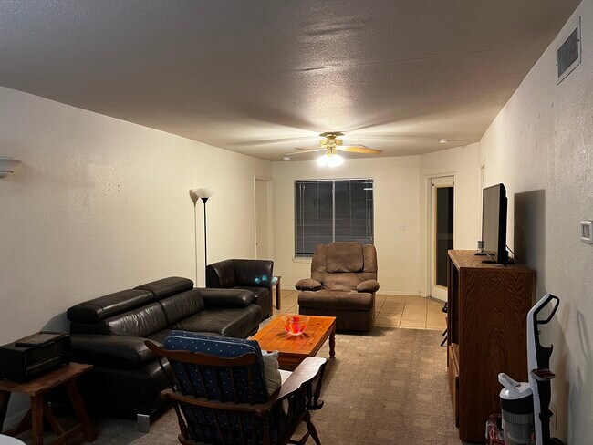 Shared living room (night( - 521 Southwest Pky