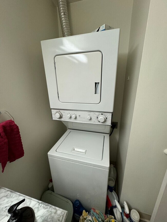 Building Photo - One Bedroom in Downtown Emmaus