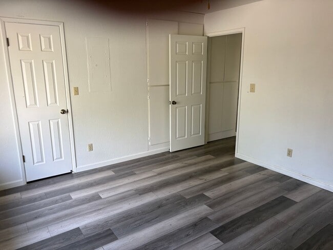 Building Photo - Recently remodeled Condo close to College