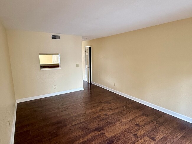 Building Photo - 2/1.5 Townhome located in Tampa with Priva...