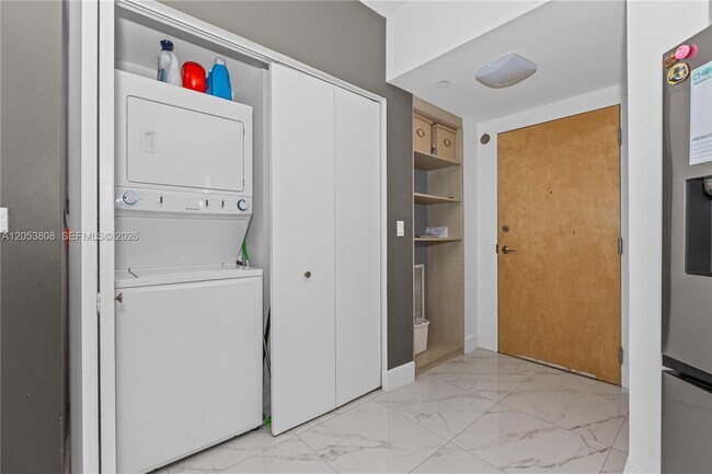 Building Photo - 350 S Miami Ave