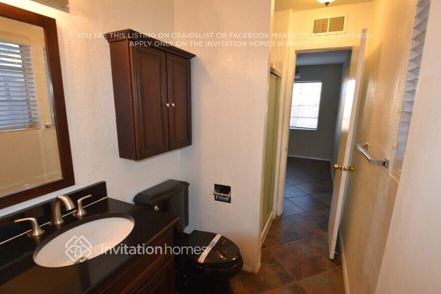 Building Photo - 8430 E Oak St