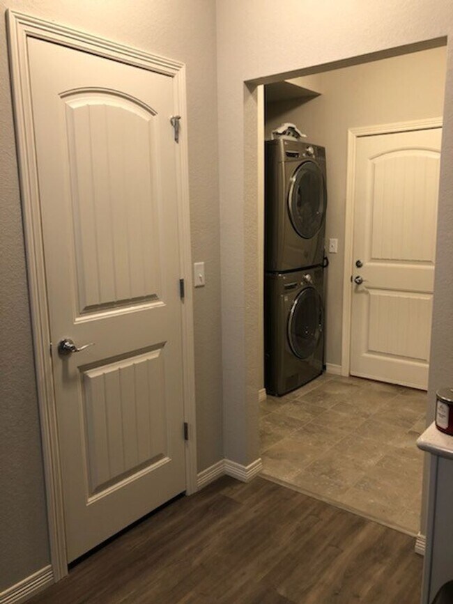 Building Photo - Beautiful 3 bed, 3 bath Townhome in West W...