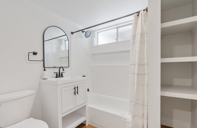 Downstairs bathroom - 1270 Kirston St