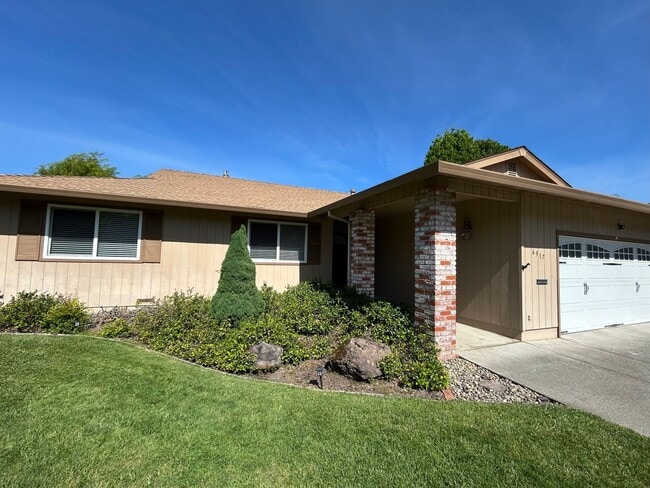 Building Photo - Welcome to this charming 3-bedroom, 2-bath home located in a desirable Oakmont 55+ adult community