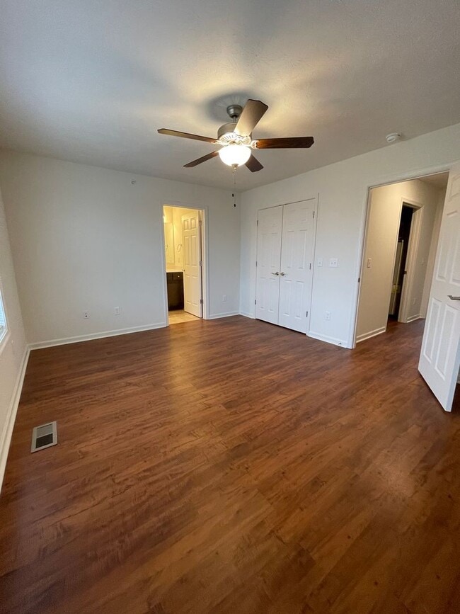 Building Photo - Like New Two Master Suite Apartment Townhouse