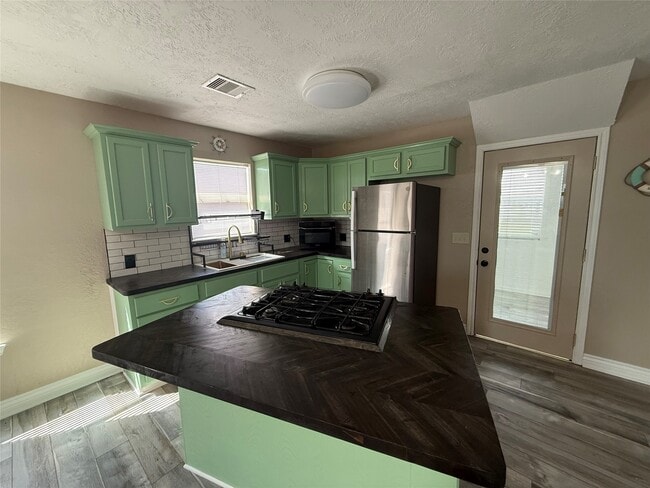 Building Photo - 642 5th St