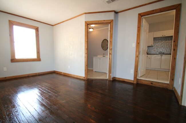 Building Photo - Charming 2 Bedroom 2 Bath House w/ Bonus R...