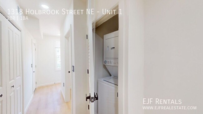 Building Photo - 1318 Holbrook St NE