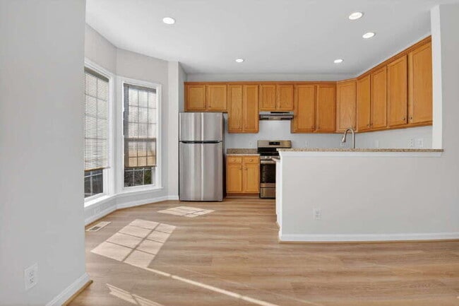 Building Photo - 5023 Village Fountain Pl