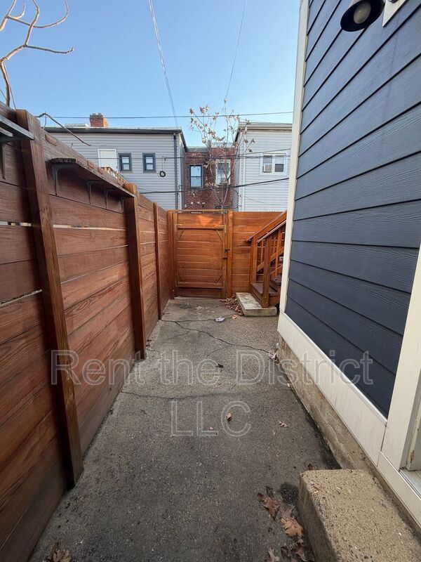 Building Photo - 1605 F St NE