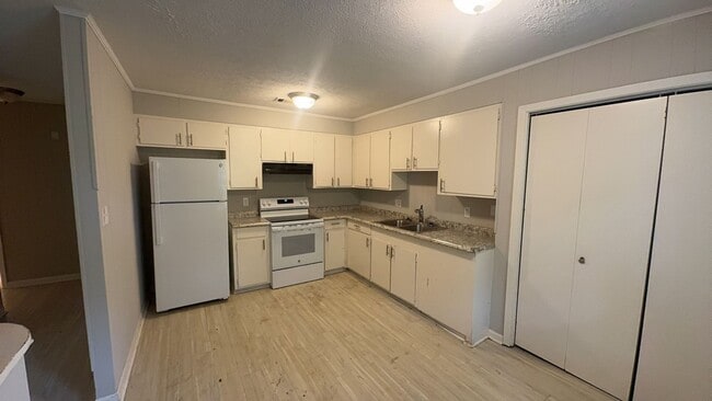 Building Photo - Quaint 2 bed townhome in culdesac