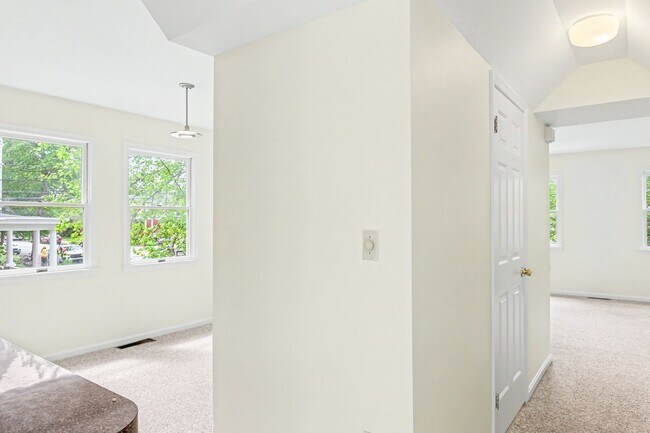Building Photo - Two bedroom, one and a half bathroom end townhome in Harrisburg