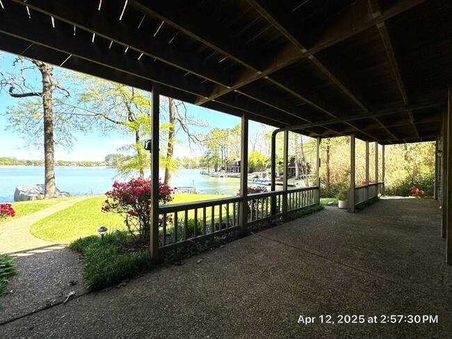 Building Photo - Gorgeous Home on the Lake in Lakeland!!