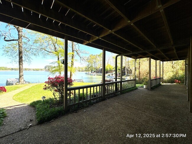 Building Photo - Live on the Lake in Lakeland!!