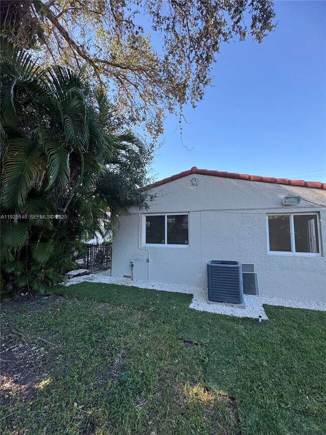 Building Photo - 3021 SW 2nd Ave