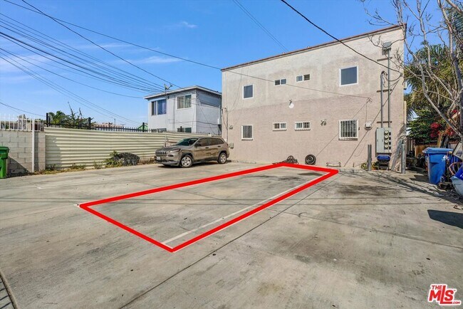 Building Photo - 5319 1/2 Normandie Ave