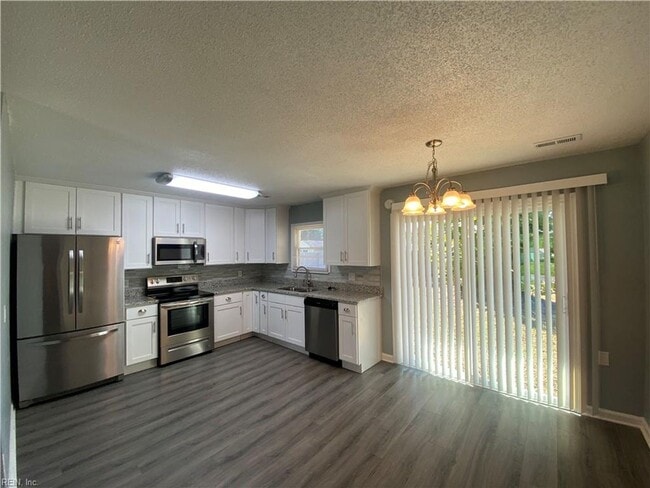 Building Photo - Four Bedroom Home in Virginia Beach