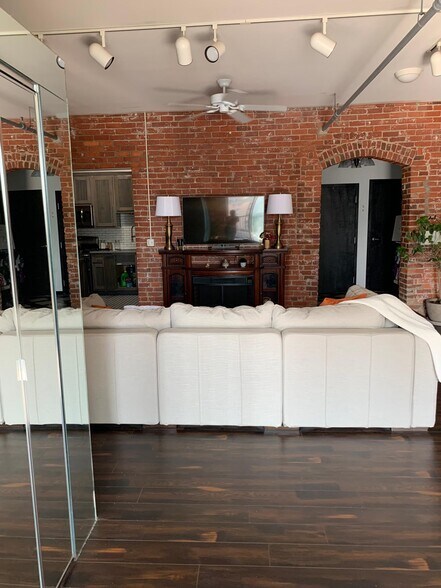 Building Photo - 432 E. Rich St