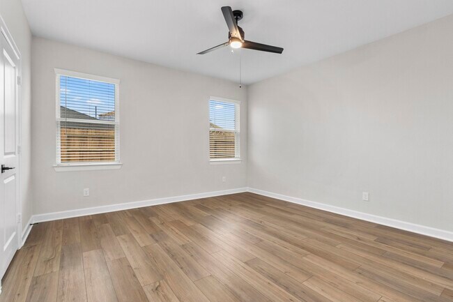 Building Photo - 926 Whispering Winds Dr