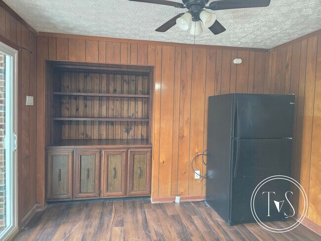 Building Photo - Charming 3-bedrooms/1-bath home in LaRoche Park