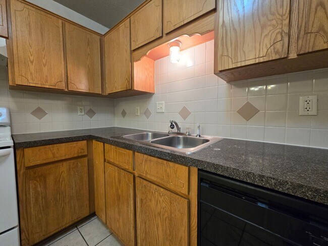 Building Photo - HUD / SECTION 8 ACCEPTED & READY FOR MOVE IN!