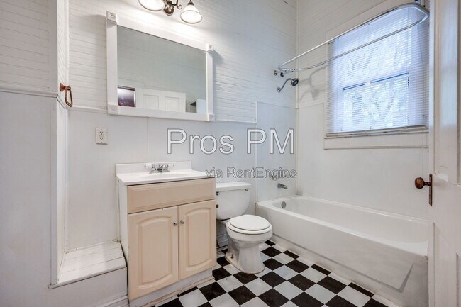 Building Photo - 912 N Elm St