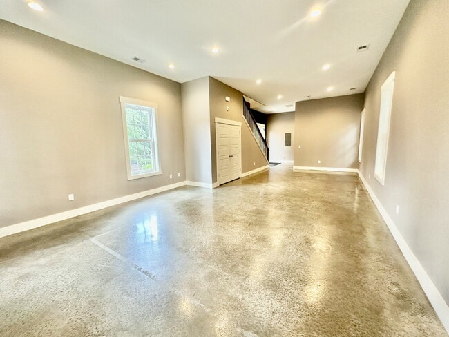 Building Photo - Large Modern Loft Home in Downtown Bluffton!