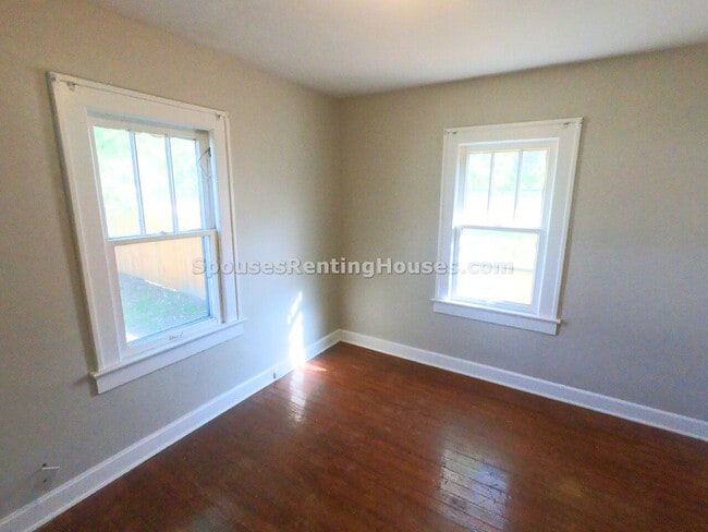 Building Photo - 1427 N Gladstone Ave