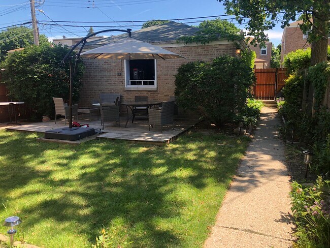 Building Photo - 2717 W Rascher Ave