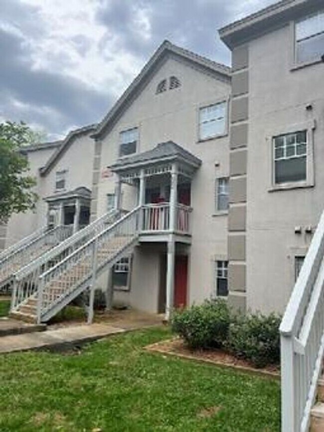 Building Photo - 2 bed 2 bath garden unit at Avery Close!