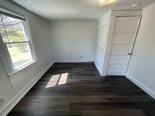 Building Photo - 2 bedroom bungalow in convenient Hillsboro...