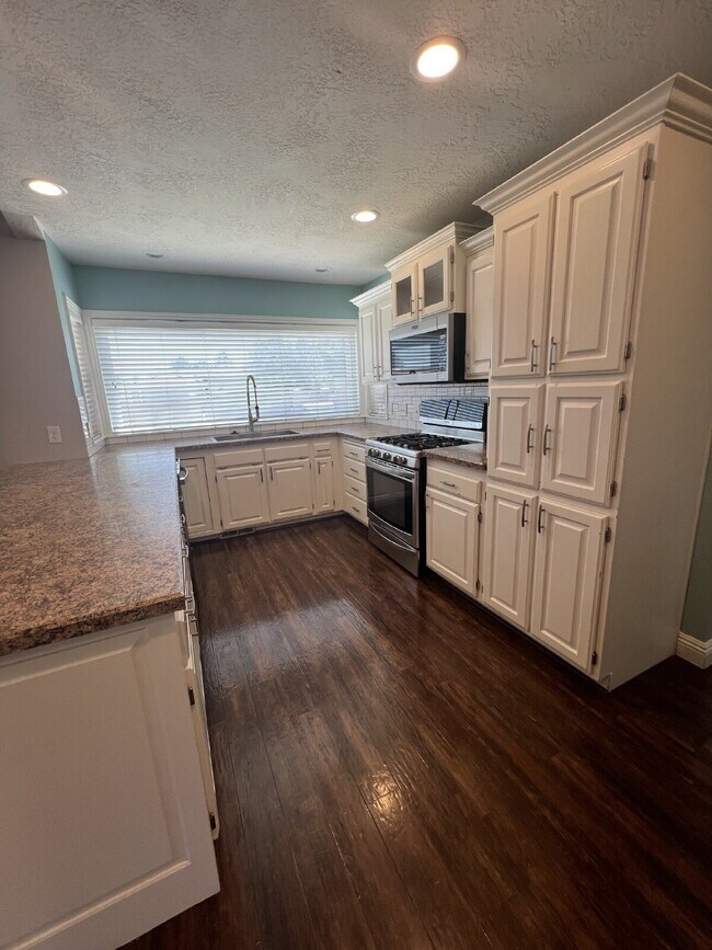 Building Photo - "Spacious 4-Bed Oasis with 3.5 Baths in Charming St. George!"