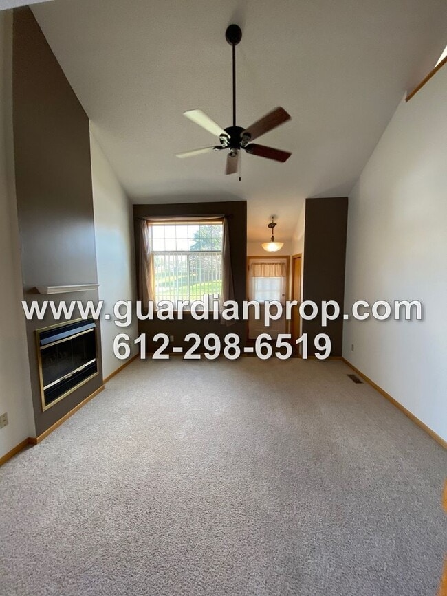 Building Photo - End Unit Townhouse Available May 1st, Vaulted Ceilings, Loft Area, Patio w/Yard Space, 2 Car Gara...