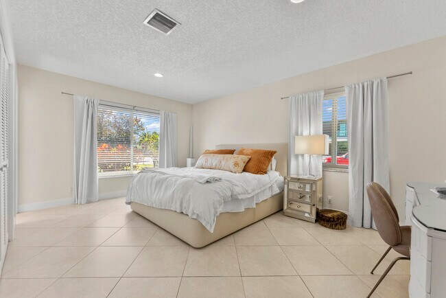 Building Photo - 401 NE 10th Terrace