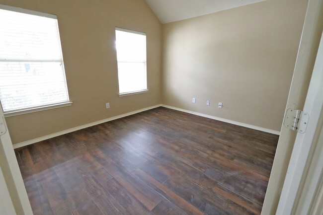 Building Photo - 1000 Warbler Ln