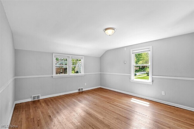 Building Photo - 1130 Haselton Rd