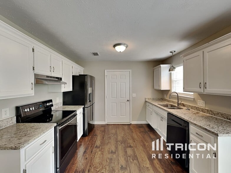 Building Photo - 504 Sanders Dr