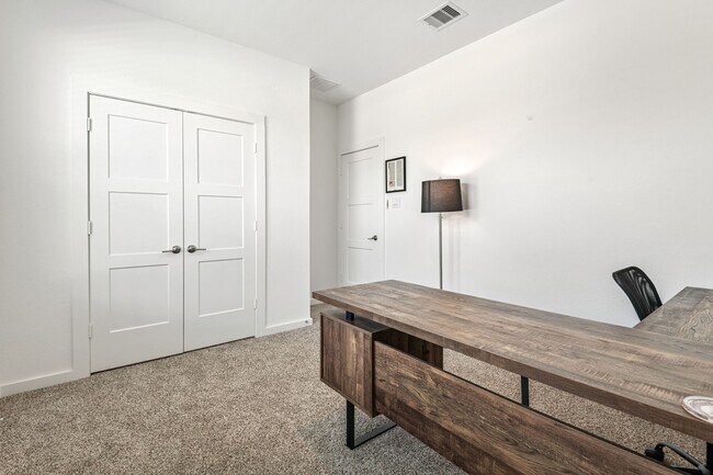 Building Photo - 560 Newcomb Holw Dr