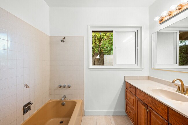 Building Photo - Spacious 4BR 2BA Home in Prime Glendora
