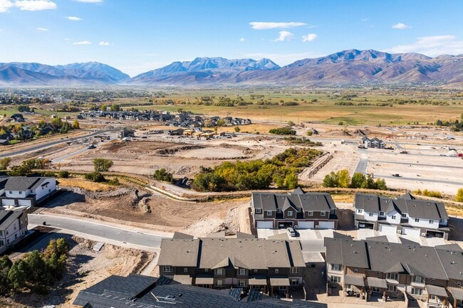 Building Photo - End Unit New Construction with Finished Basement Includes Utilities in New Jordanelle Ridge Neigh...