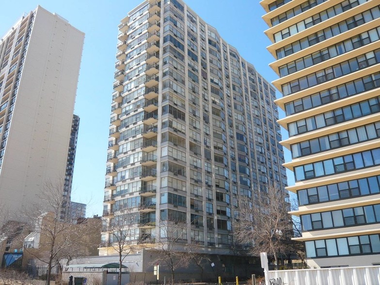 bldg at the beach - 5757 N Sheridan Rd