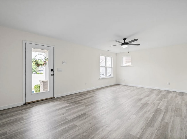 Building Photo - 4 Bedroom Home with Main-Level Primary and Fenced Backyard
