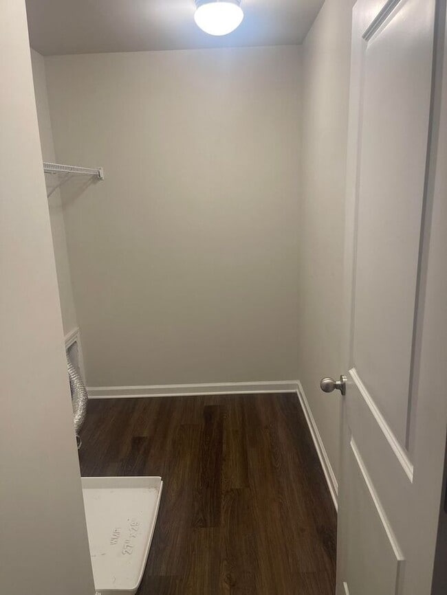 Building Photo - Luxury Living