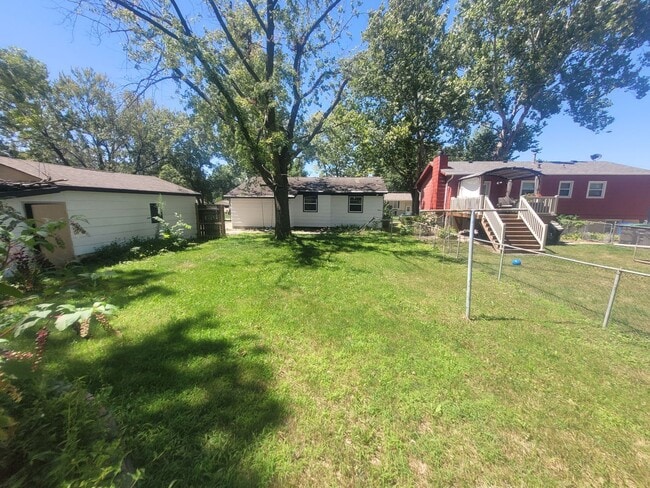 Building Photo - 3 Bedroom, 1.5 Bathroom home with detached...