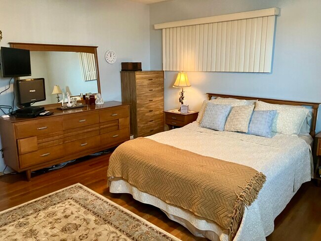 Queen size Pillow top mattress - 731 Oro Ter