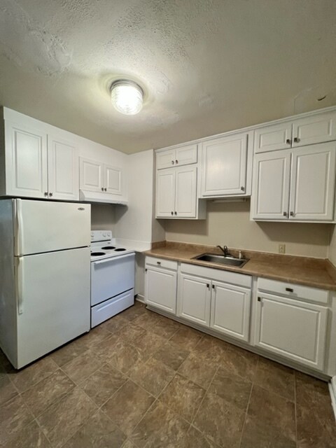 Kitchen - 734 Hillcrest St