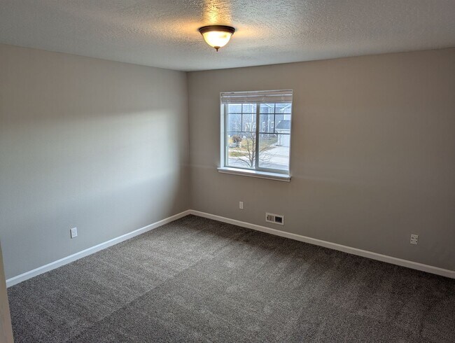 Building Photo - Beautiful well maintained 4 bedroom 3 bath...