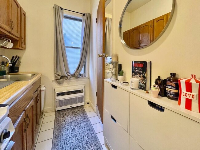 Building Photo - 707 Adams St