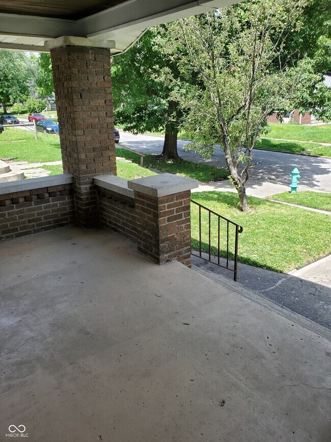 Building Photo - 404 N Riley Ave